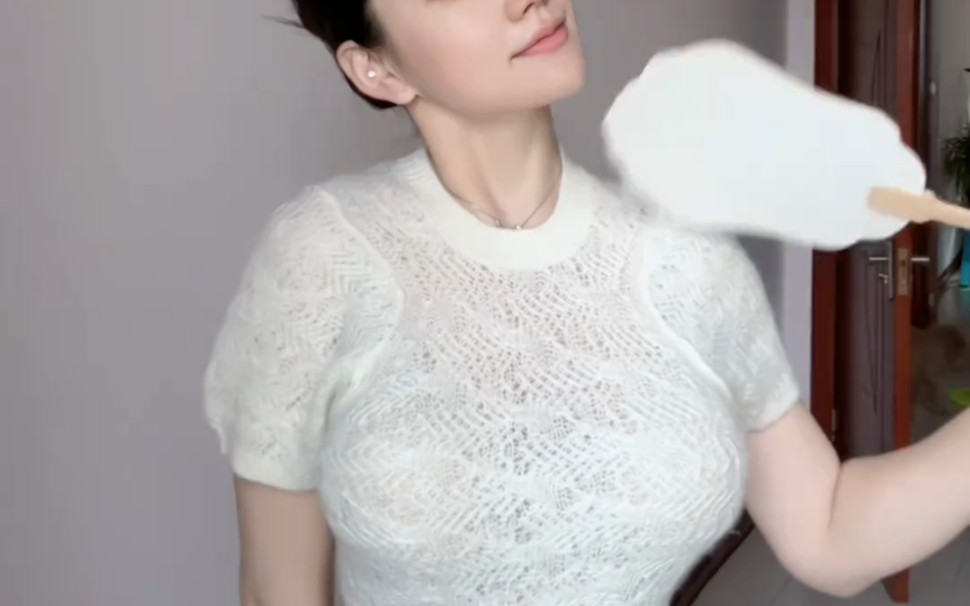 It's strange that I'm the one who's sad when I deliberately ignore the other person.