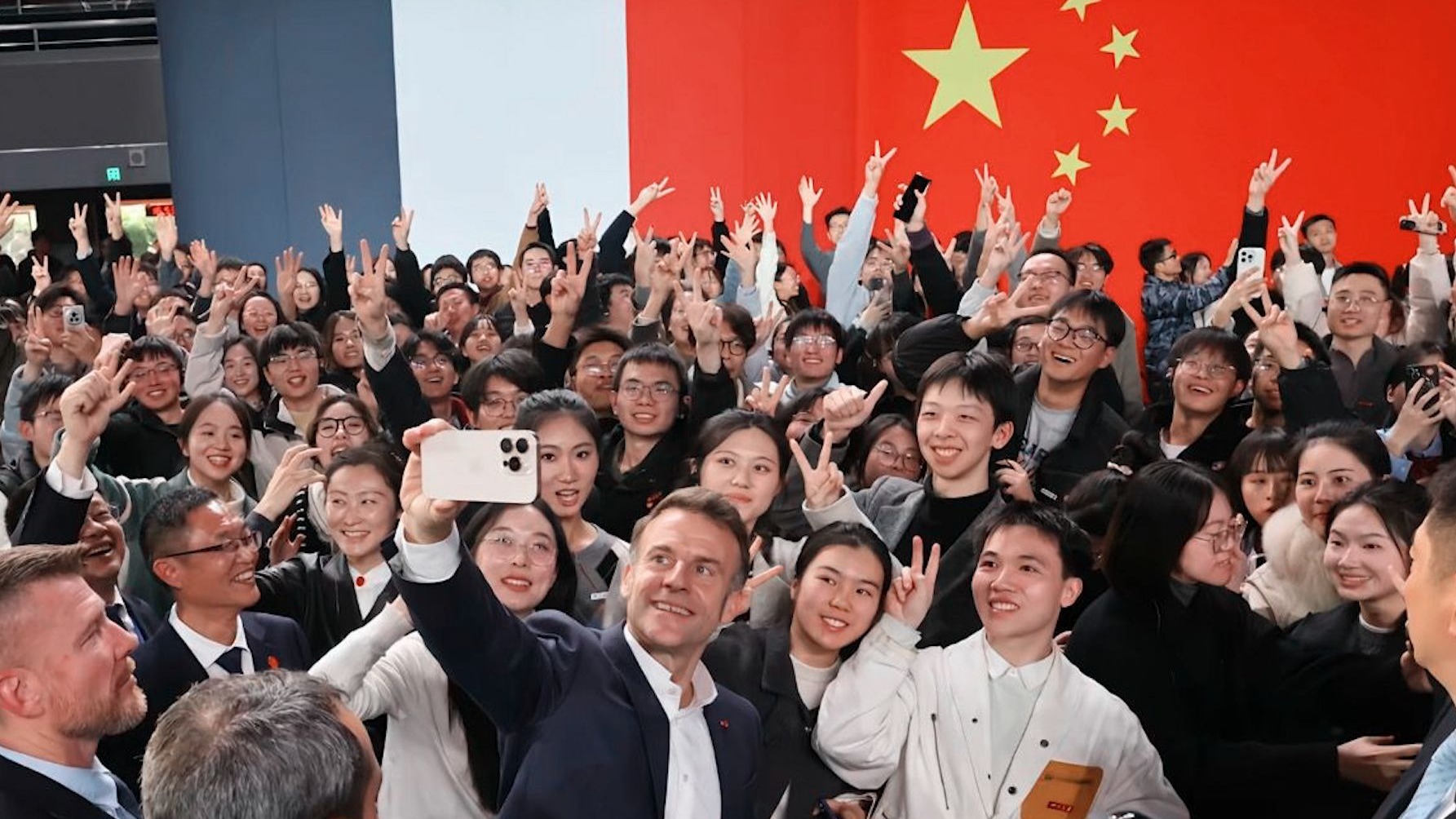 老马回国的第一件事，就是提交入党申请书！