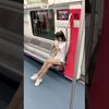 地铁里的大长腿美女，你敢去搭讪吗