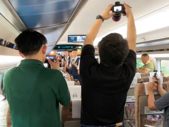 京广高铁武广段复速首班车G875次列车乘务员 跳舞，
