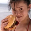 【星野ひかる】游泳前最好不空腹也不饱腹，其最佳时间为饭前三小时和饭后一小时，不仅可获得充足能量储备、预防低血糖，也可避免消化不良、肠胃不适等症状