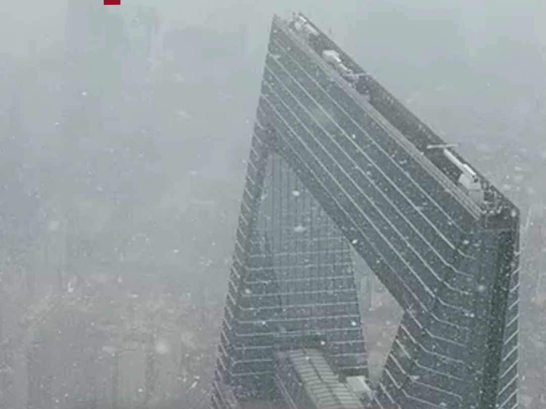 上海终于挤进了下雪群聊！浦东已经开始啦，在上海中心看雪花飘飘，北风萧萧~~~~~开车小心！你那边下雪了吗？