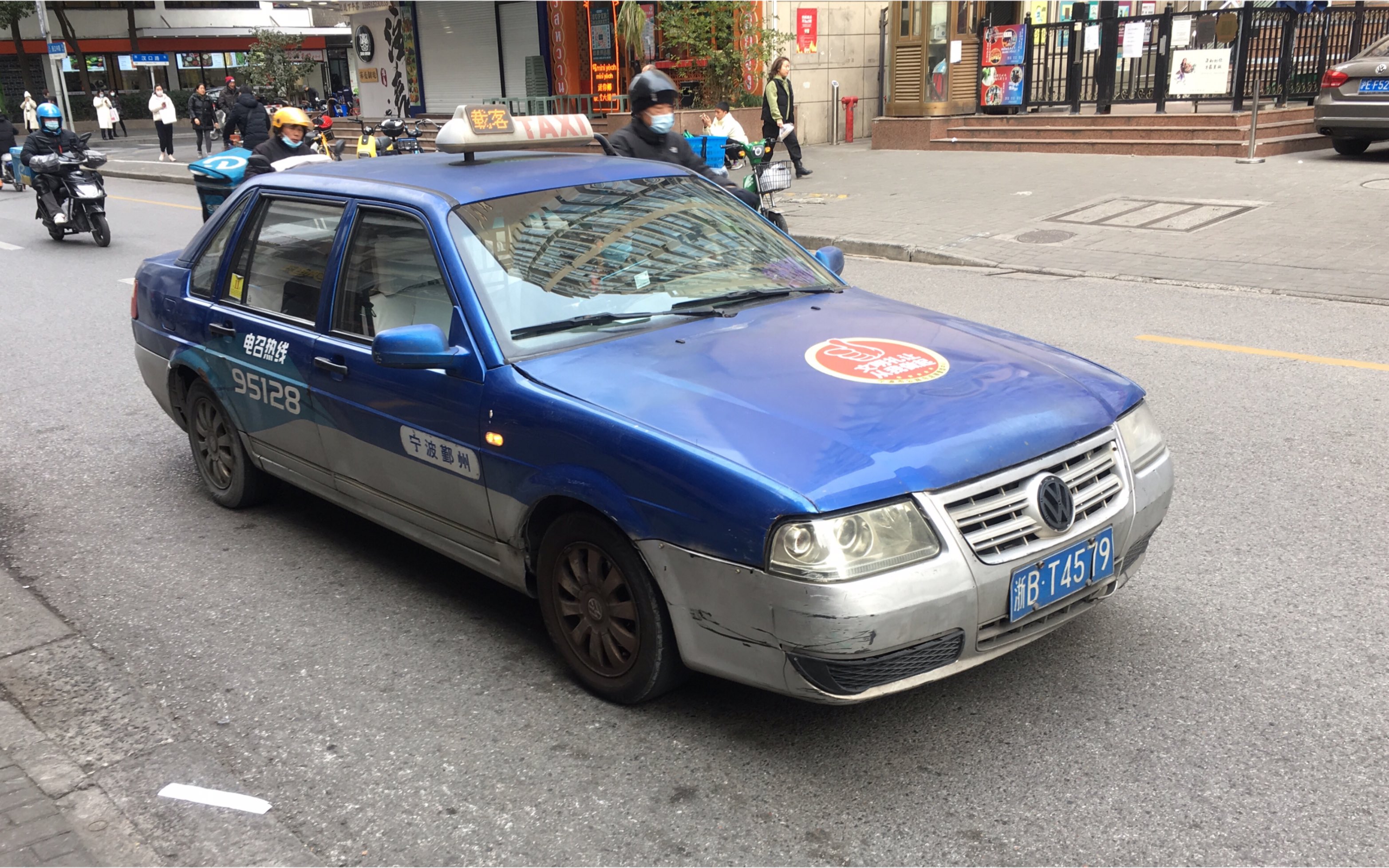 震惊！2022年在上海还能遇到桑塔纳vista出租车？？？