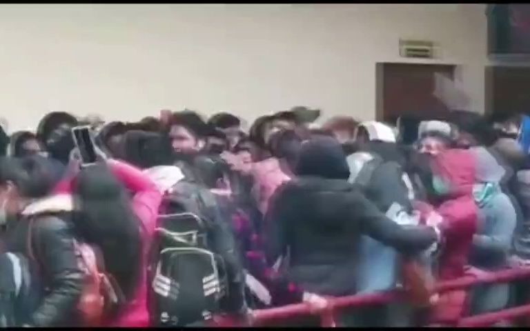 可怕瞬间！学生拥挤在走廊乱作一团，下一秒栏杆突然断裂多人坠亡