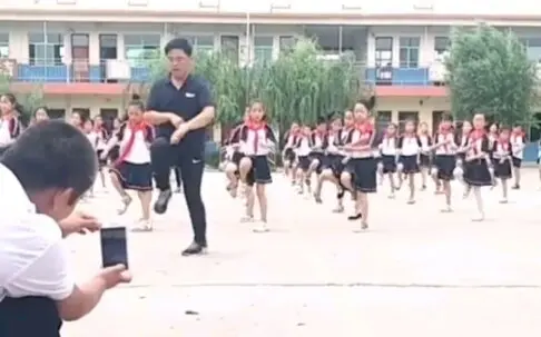 网红校长舞姿优美