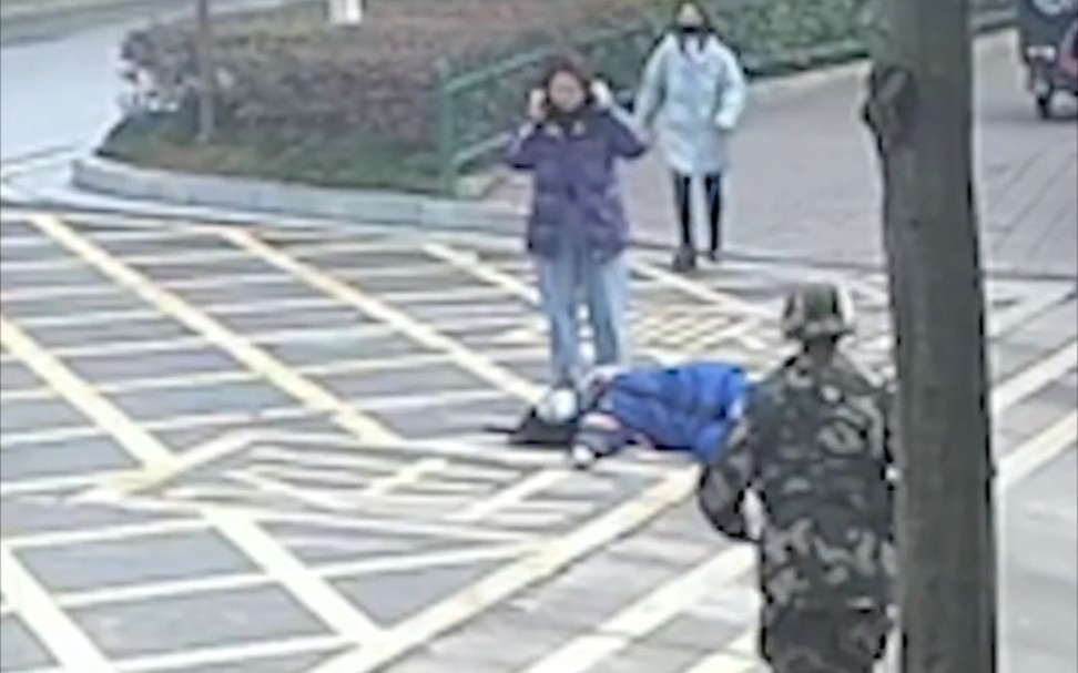 女学生突然晕倒在武警营区门口…后面的一幕幕，看着真暖心！