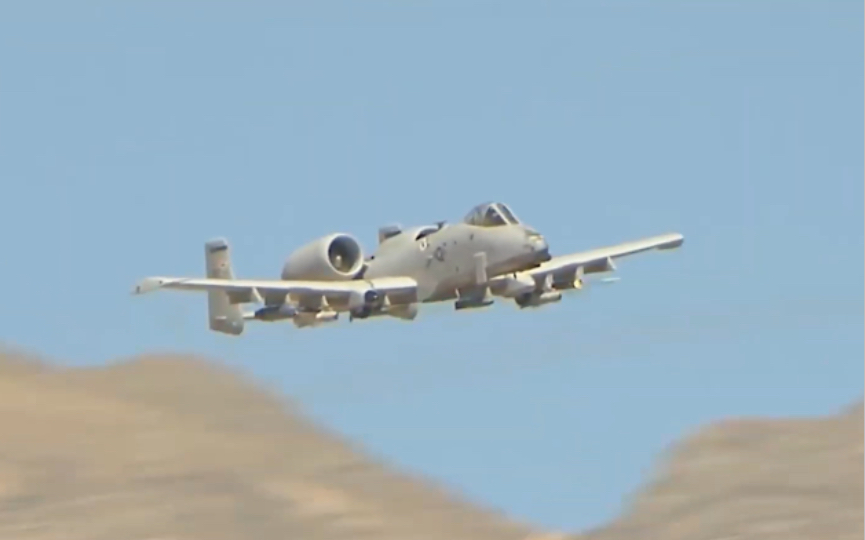 【攻击机鉴赏】4K超清 美军A-10疣猪攻击机展示强大的火力！