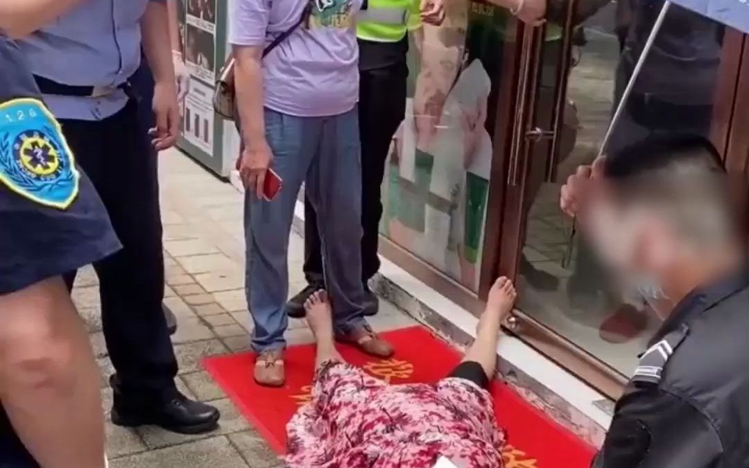 6月22日，浙江杭州。女子疑被假和尚进店迷晕，倒下前将男子反锁屋内，当事人：感觉背部抽筋没有力气