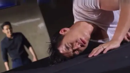 泰剧,帅哥被绑架,蒙眼,打吐血|虐腹,被三个拳击手围殴,竟然一滴血都没流