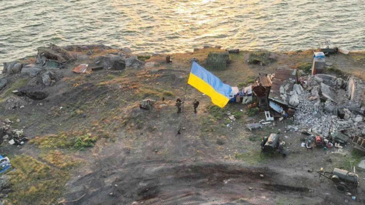 乌克兰版父辈的旗帜，乌军在蛇岛上重新升起国旗