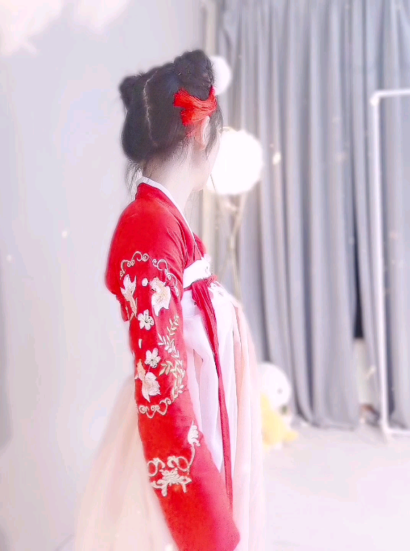 福娃璇给大家拜个早年啦！我的脸小了！因