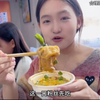 宝妈带着两个女儿吃旋转小火锅，第一次吃太美味了，香迷糊了