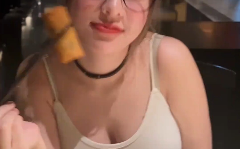 Look at the fat girl's dry rice. It really smells good.