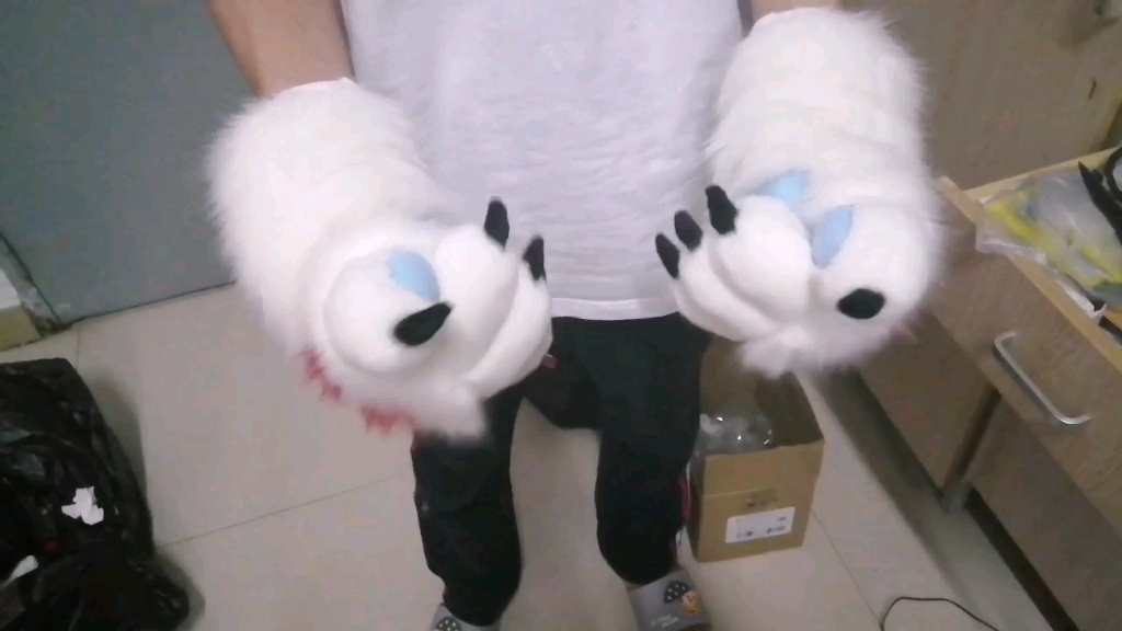 兽装fursuit之前的委托展示是日系的熊爪爪哦