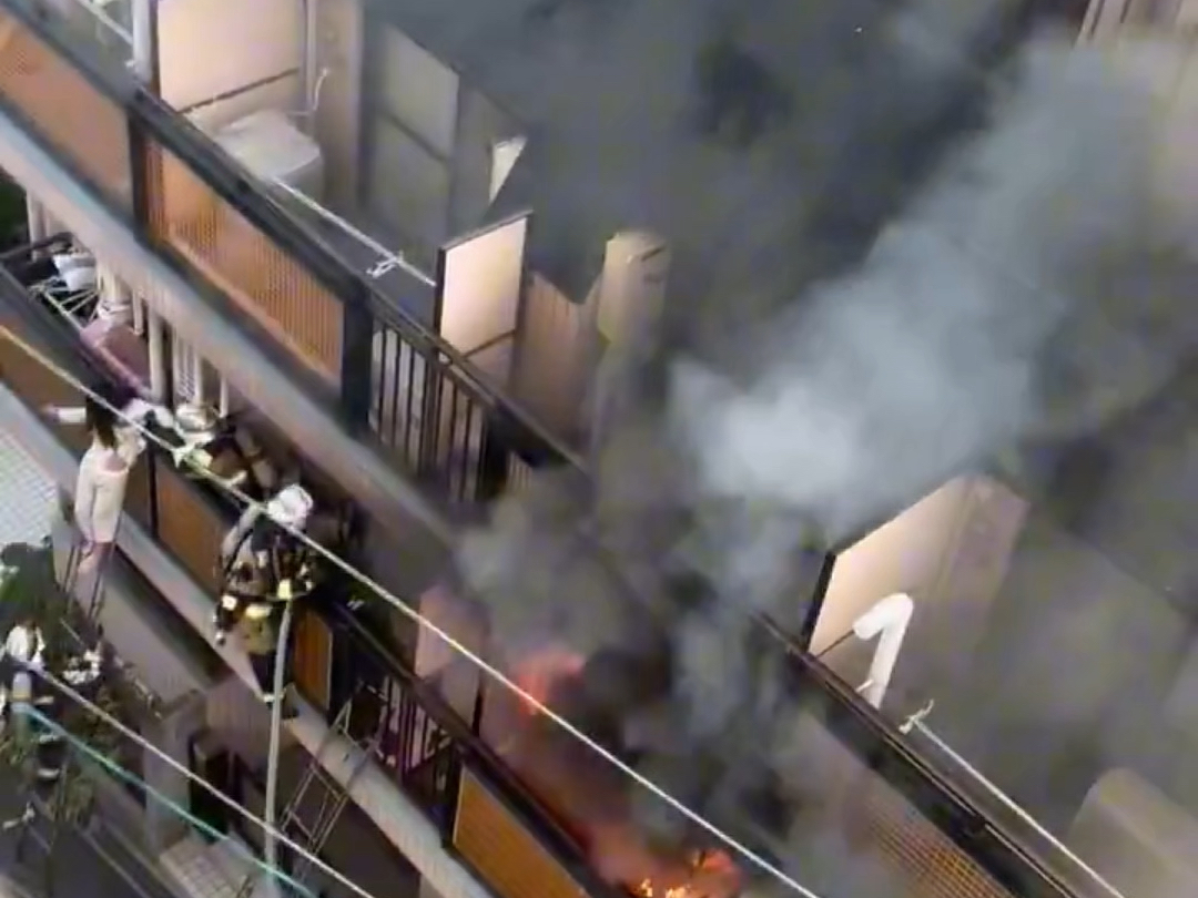 Although it was kind of an unattractive rescue, I would like to thank the Japanese firefighters for their efforts. If you are living alone overseas, you need to practice this kind of emergency situation.