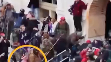 美国国会警察被围殴视频曝光，抗议者将其拖下台阶，持旗杆猛打