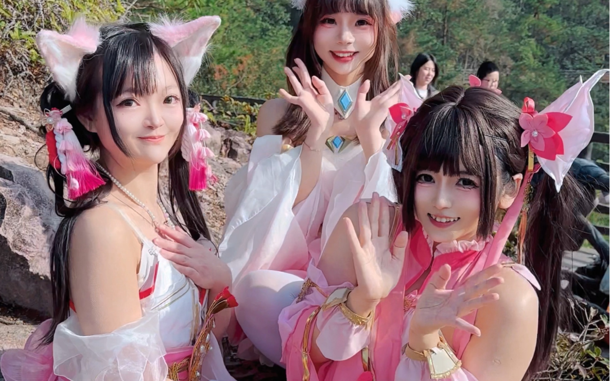 Is this how pretty girls act in private...?