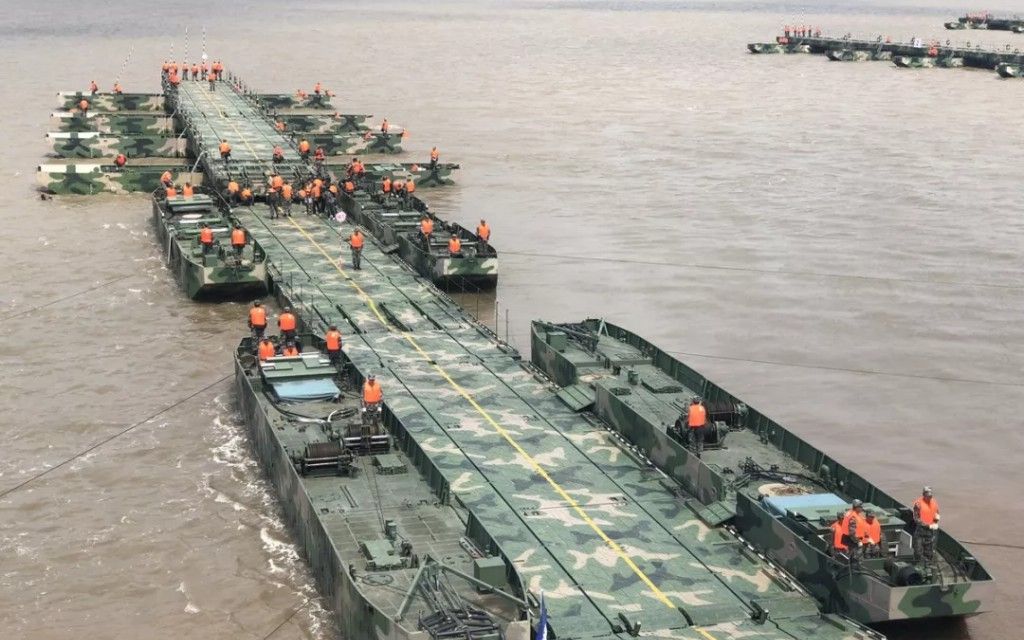 2000多官兵架起1100米钢铁浮桥！长江天堑变通途