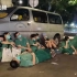 广州荔湾白鹤洞街核酸检测争分夺秒，医护人员深夜累得席地而睡