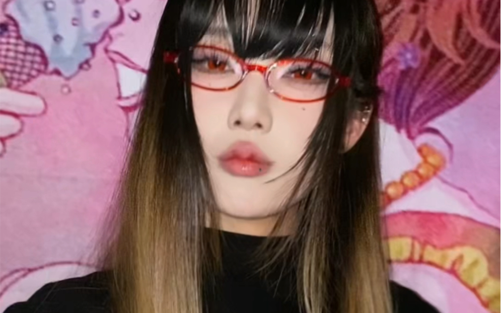 Who understands the gold in red pupils and red glasses!