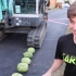 外国小伙开挖掘机连压10个西瓜，理解不了小伙子的想法