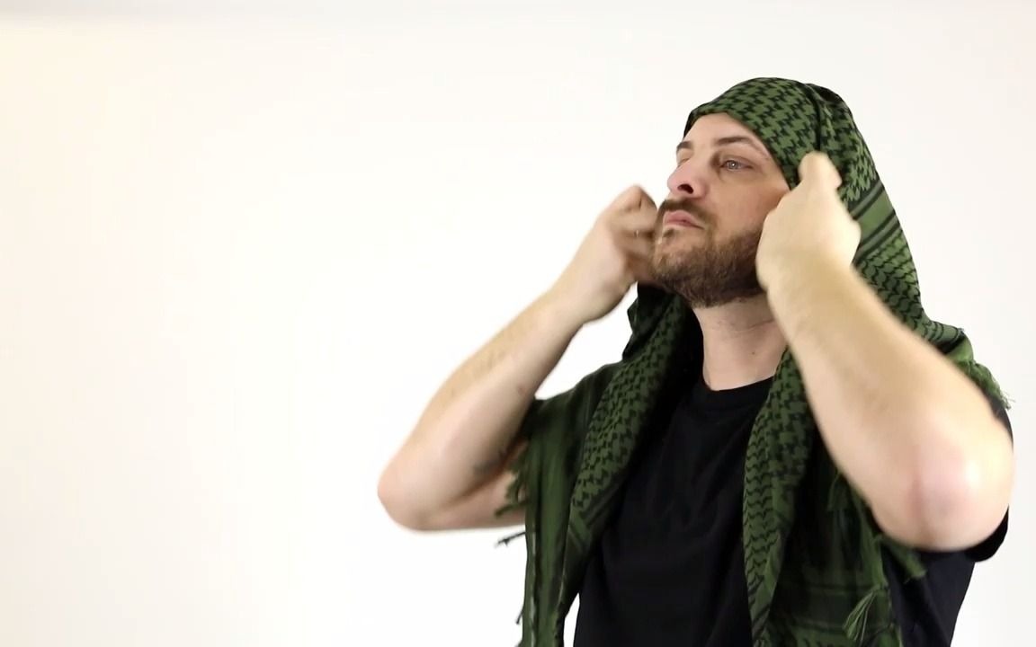 如何以最简单的战术地方式戴上阿拉伯提花头巾（Shemagh）
