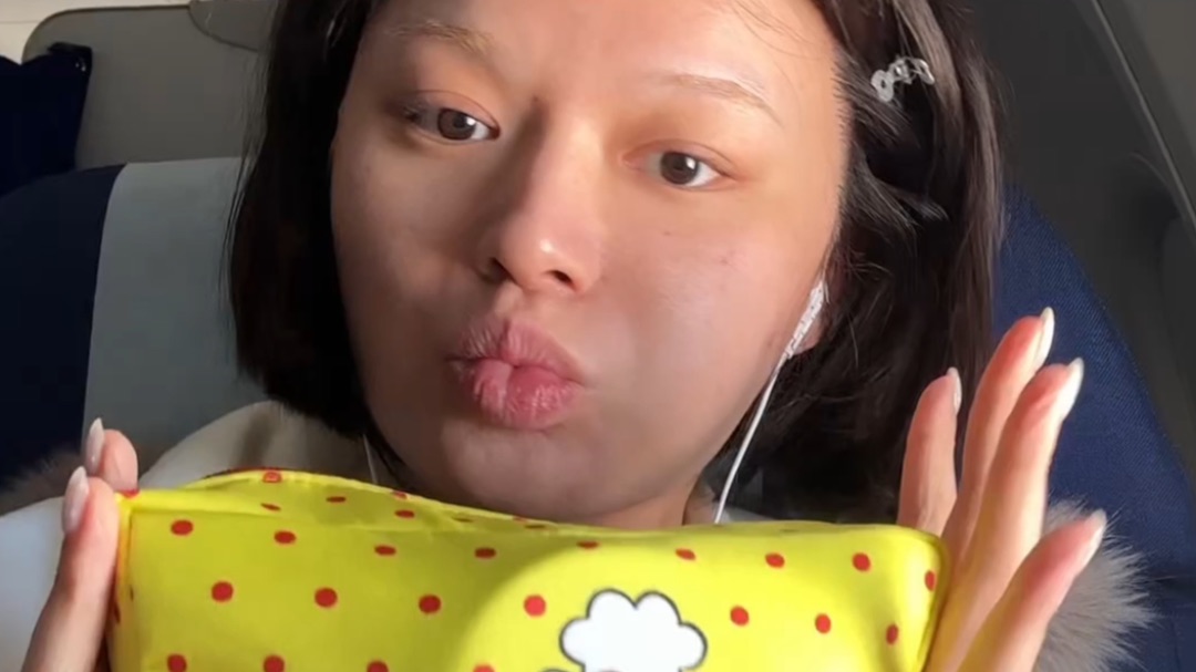 千辛万苦终于在飞机上画出一个大丑妆...