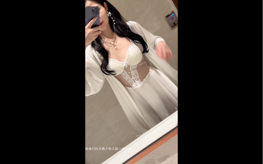 Sisters, do you like the white swan or the black swan, get your date to help you with your reference #sexy pajamas #chopping wear #pajamas #who can top this?