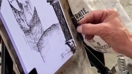 威尼斯街头画师，用一根碳条就能画出一副街景画。