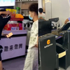 孩子网吧玩8天8夜，父亲对网管进行殴打，母亲发疯砸掉网吧电脑