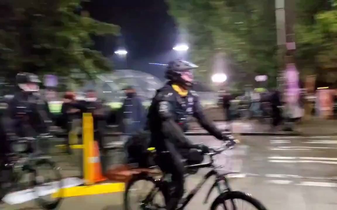 西雅图一名落单的警察遭到抗议者围攻