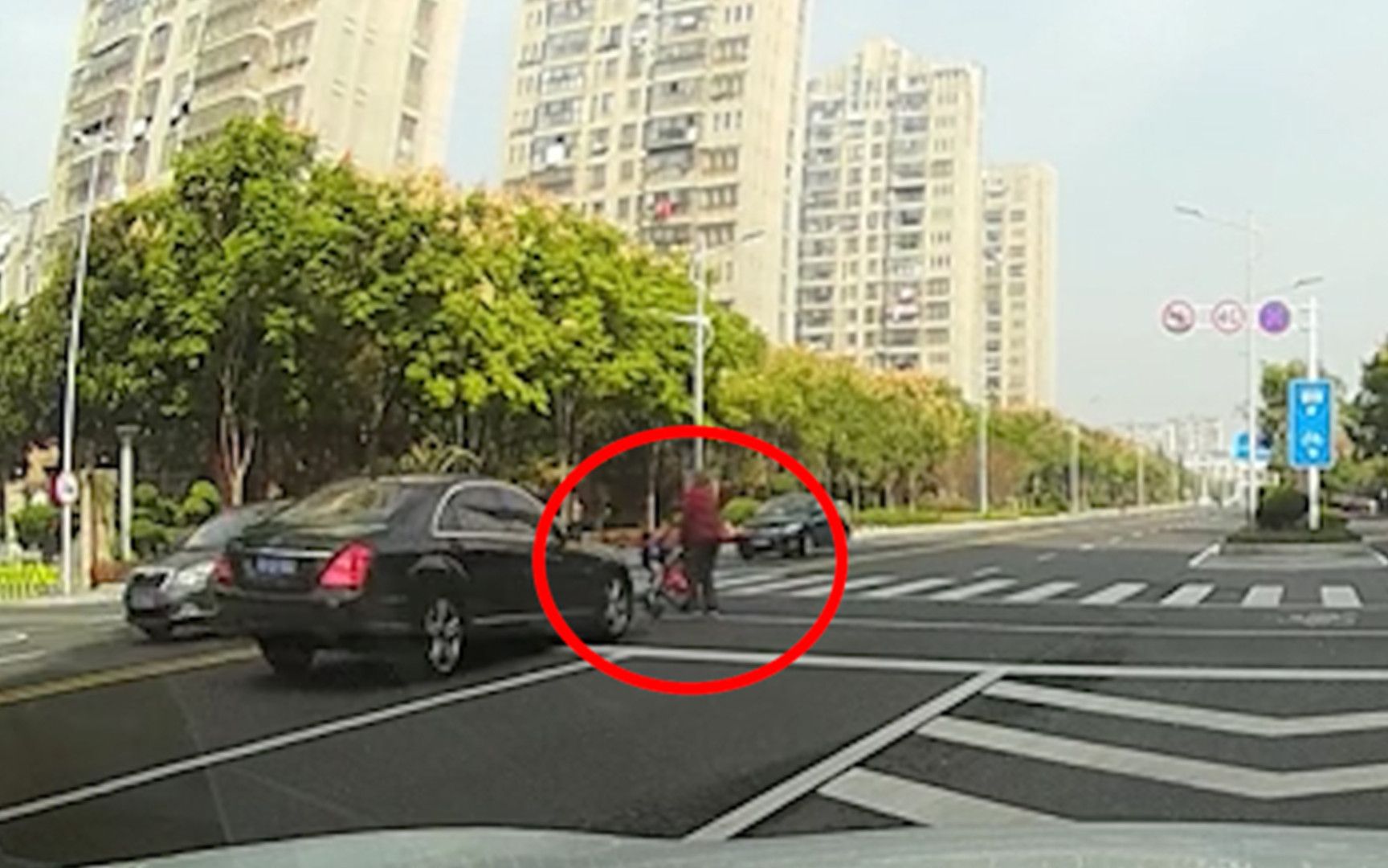 老人推婴儿车过马路，小车疾驰而过将大人小孩一同撞飞