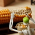 【定格动画】小骷髅高能慢速掰玉米粒、自制爆米花，诡异中透着沙雕...