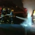无锡一非法改装加油车突然起火，现场火势凶猛面包车被烧成铁架