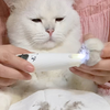 给玩具猫剃脚毛