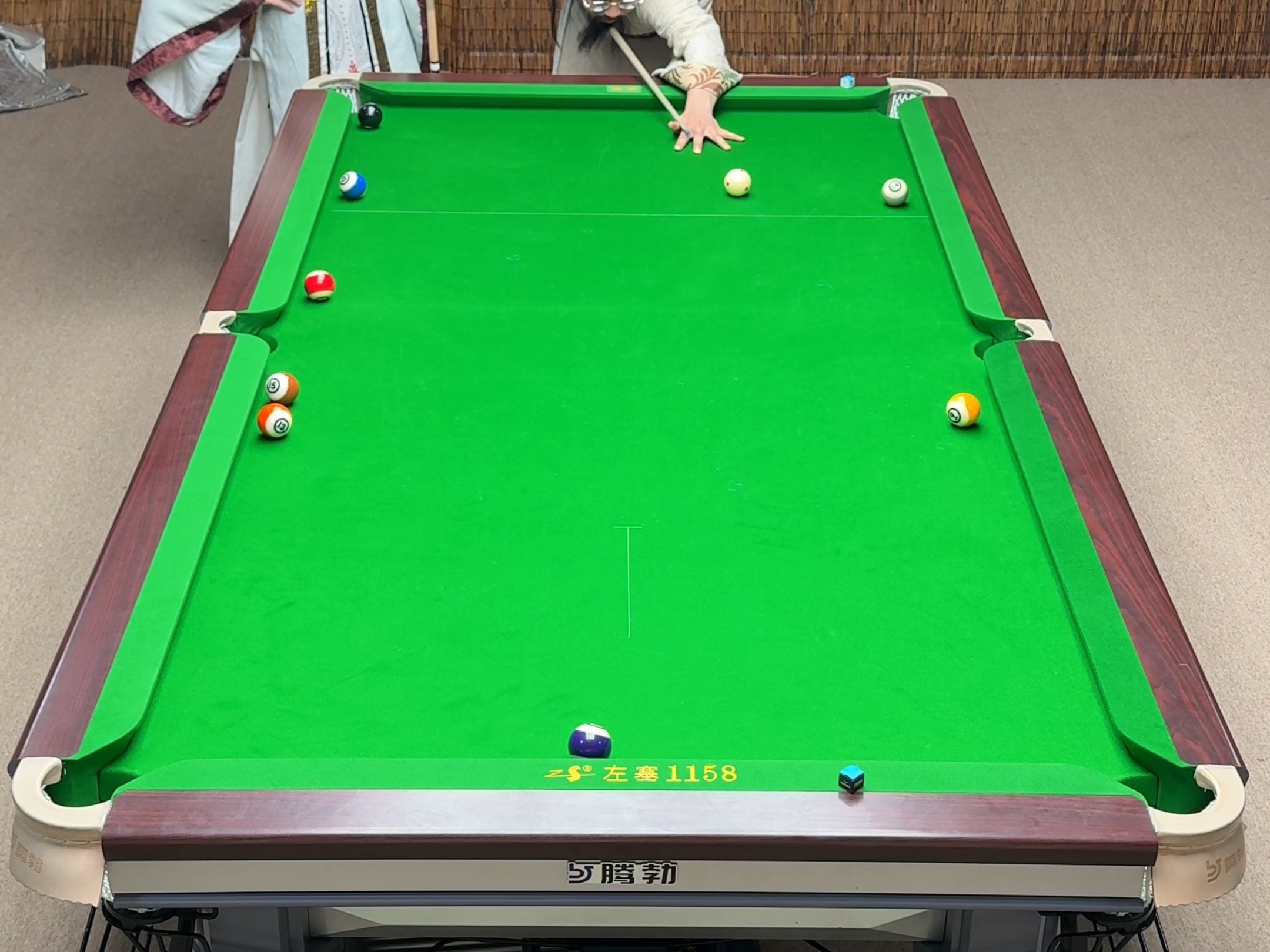 主公不以臣卑鄙，猥自枉屈，三顾臣于球房之中