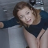 喜剧片：女职员在公司上厕所，肚子窜稀，隔壁就是自己的上司