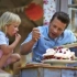  杰米和小儿子用棉花糖蛋白蛋糕哄好丈母娘