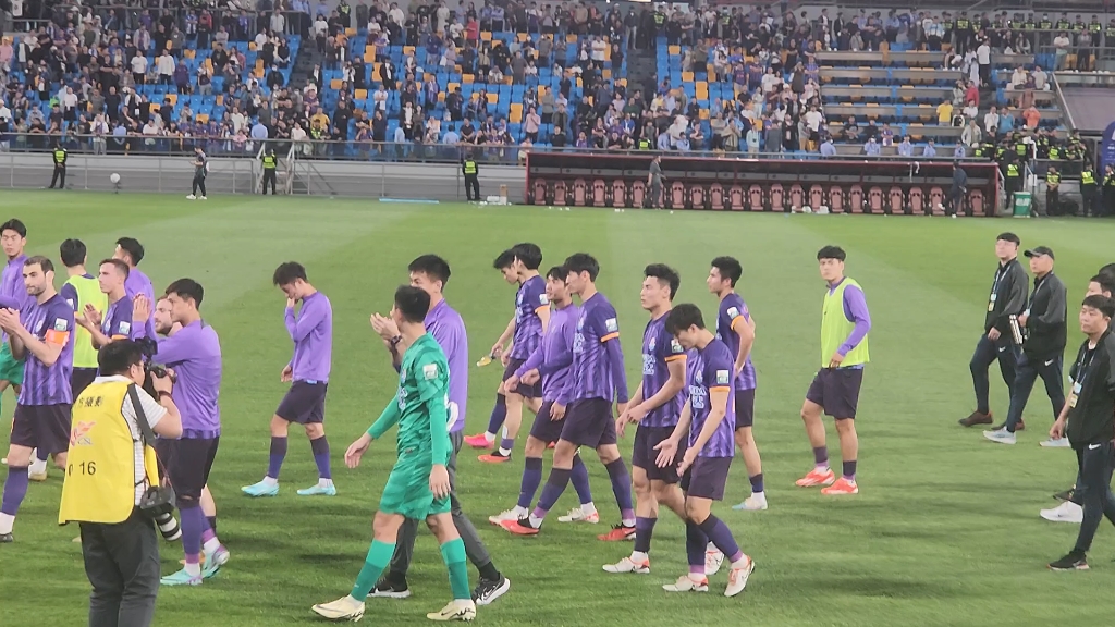 天津津门虎0：0逼平榜首上海申花，赛后球员谢场