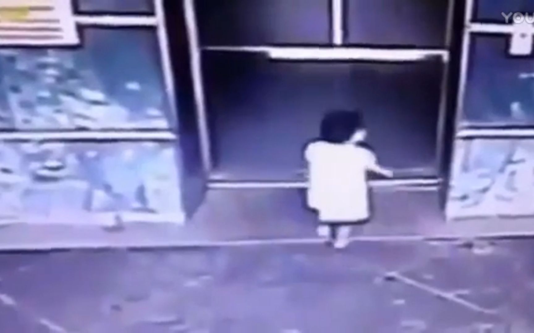 踹人一脚胜造七级浮屠，网传国外虐童视频原来是母亲从电梯门上救出孩子