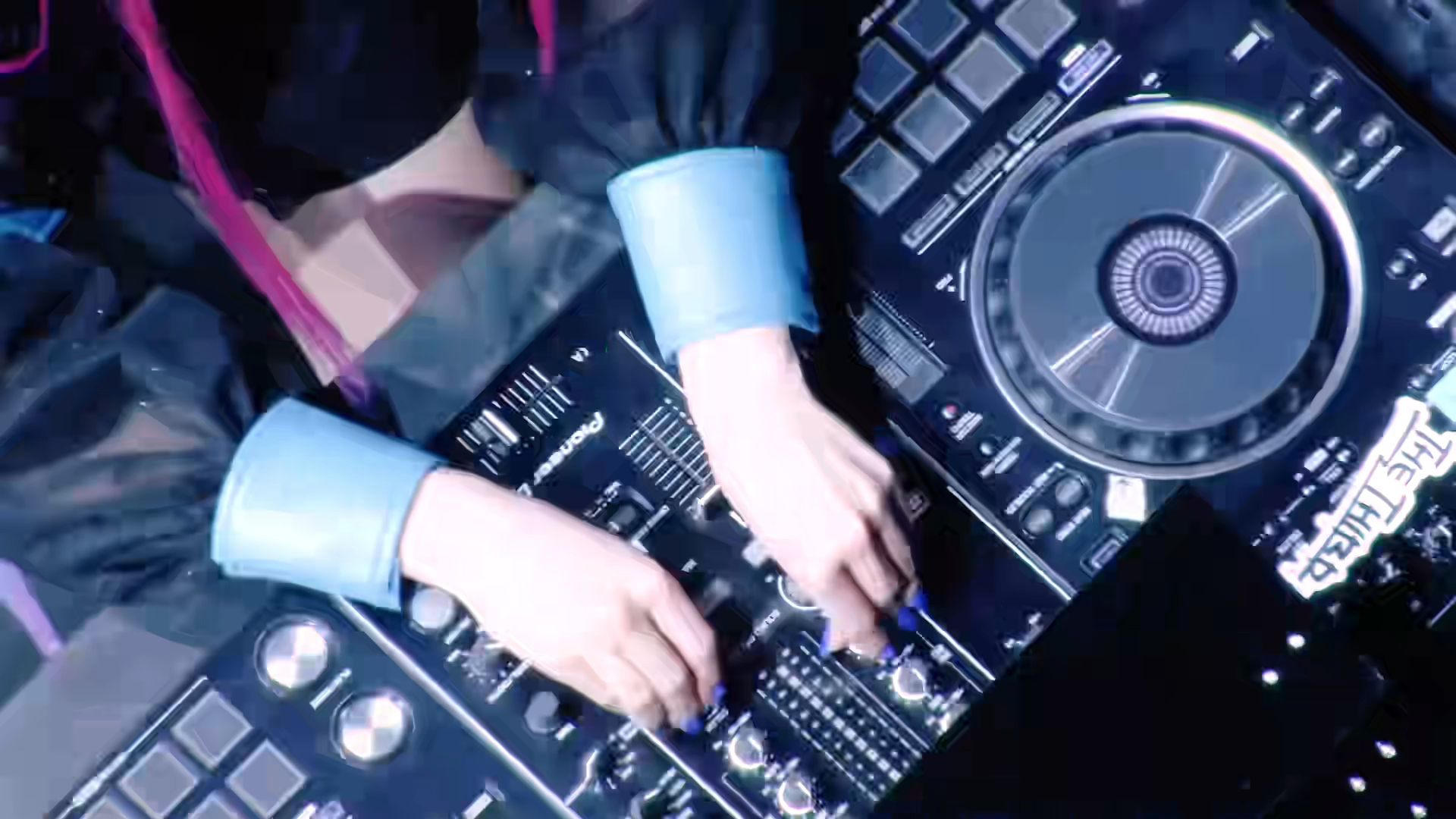 牙白最帅的一集！有dj的乐队就是不一样啊！RAS再现双主唱现场，大姐头依旧稳定，这牙白的女人坐在dj台上歌唱的姿态竟有些妩媚。最后大姐头的高音收官实属炸裂！