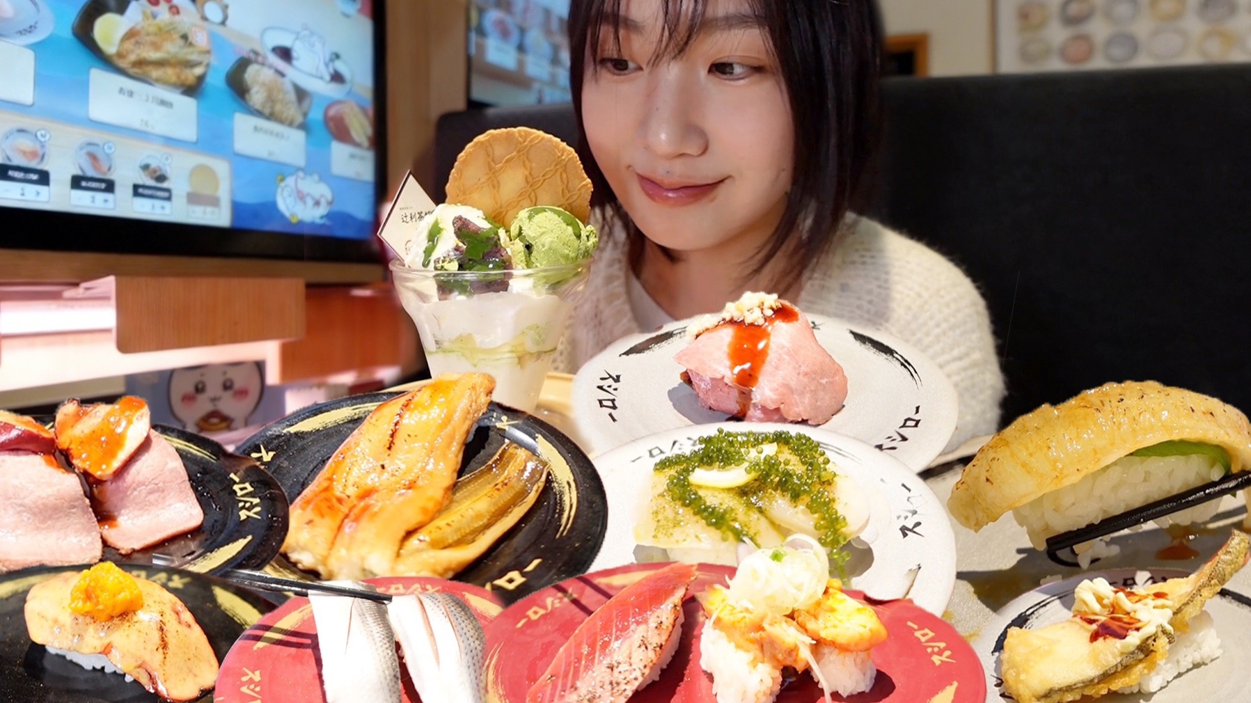 啥寿司店排队500桌啊？美女一人吃的盘子堆成山！