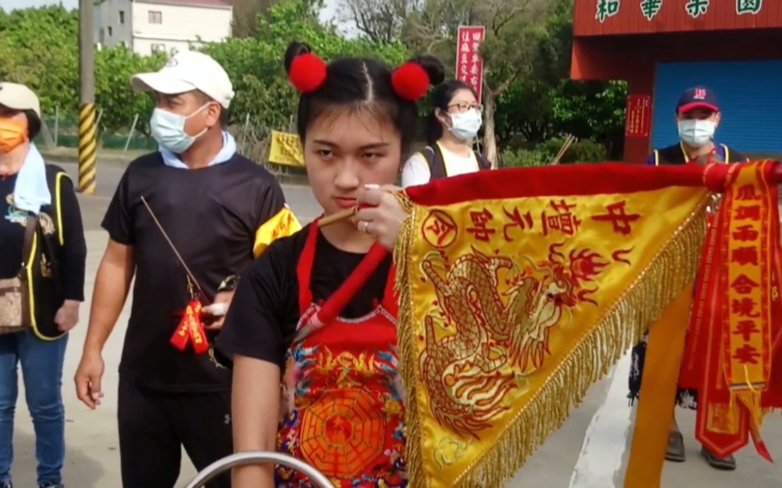Ne Zha, the third prince of the young girl, performs the Qiankun Circle Ritual.