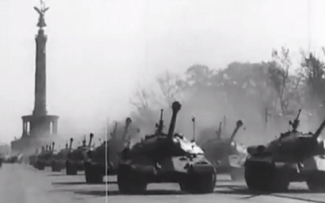 【珍贵影像】1945年柏林盟军胜利大阅兵（美苏英法二战联合阅兵）
