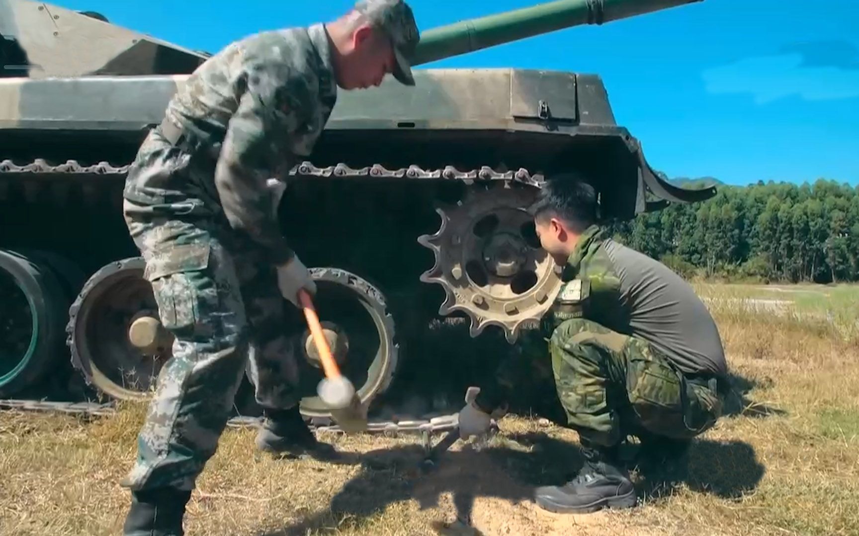 换坦克履带就像换表链？维修技术还是解放军好