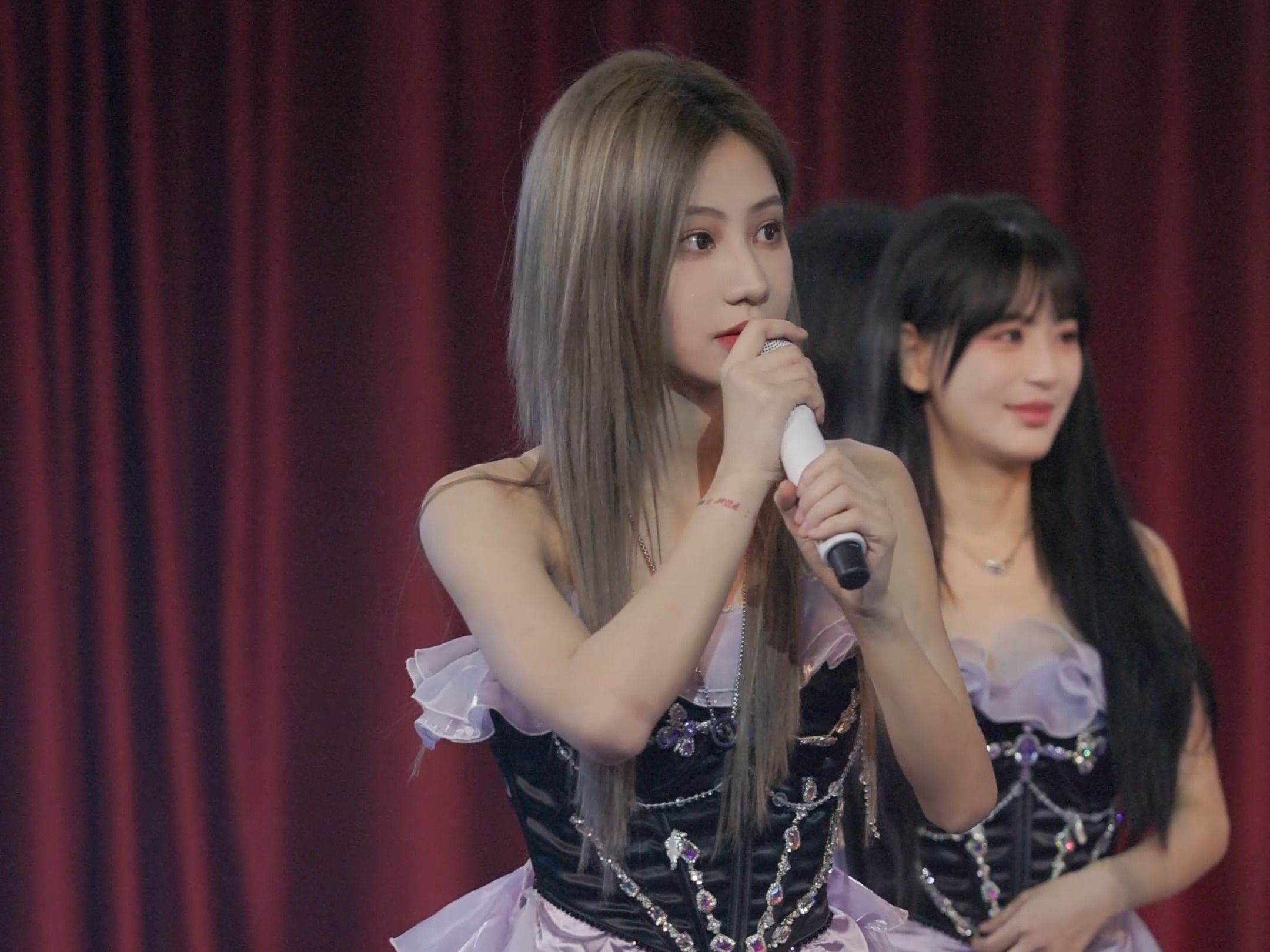 Yuan Yiqi] 231222 "Still have to work at Christmas" 『Ultimate Mission B New Station Premiere』MC1 Focus [4k60p]