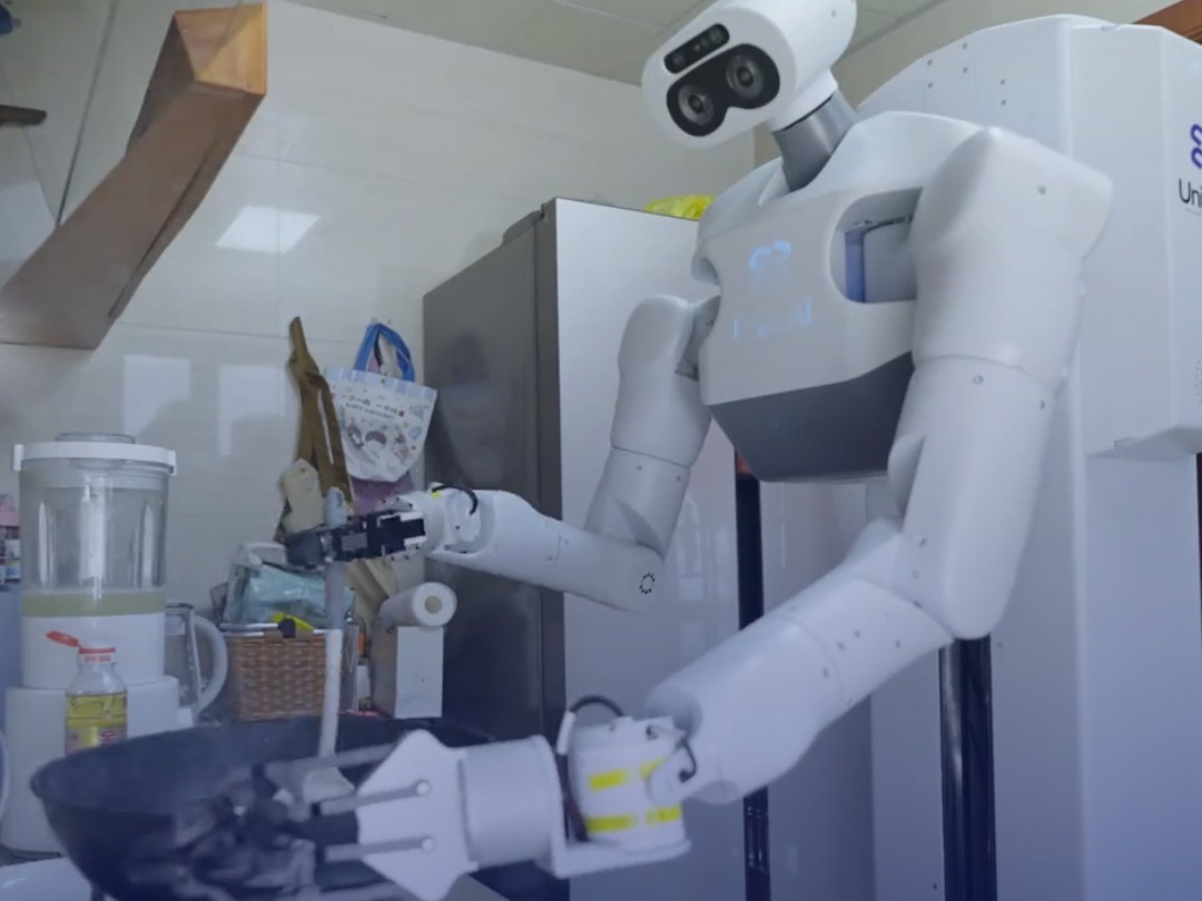科幻电影场景成真！中国家庭场景机器人入户工作，铺床打扫、洗衣做饭样样行，无人家务时代要来了