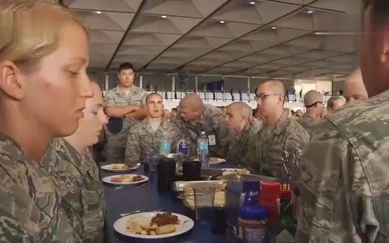 美国空军新兵吃饭.一等人吃饭的速度果真没有四等马润吃枪子的速度
