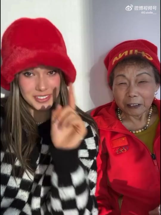 【谷爱凌直播】 这段真的好可爱 说奶奶不会讲英文的小手势 后面以为奶奶说自己不会讲中文急了