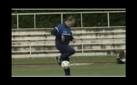 【足球】世界足球战术变革者 全攻全守开创者米歇尔斯教学风采